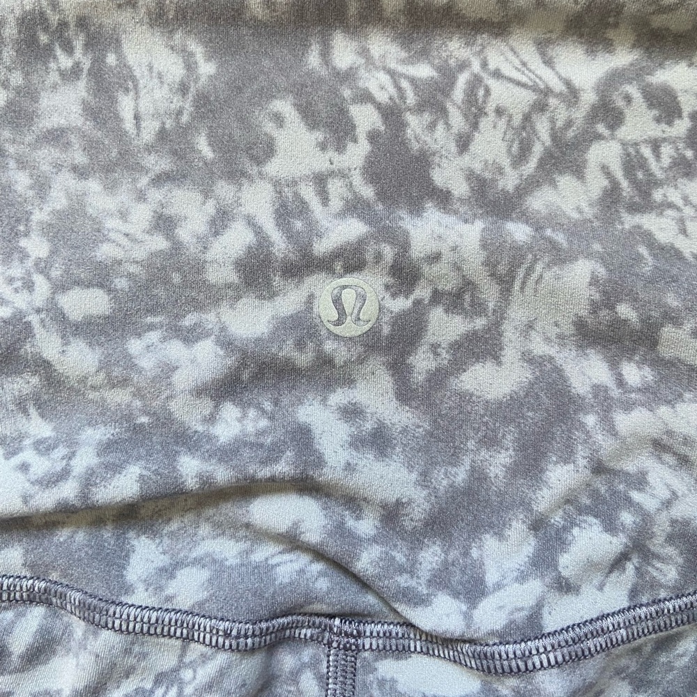 Lululemon Grey and White Patterned Crop Legging Size 8 - Picture 3 of 4